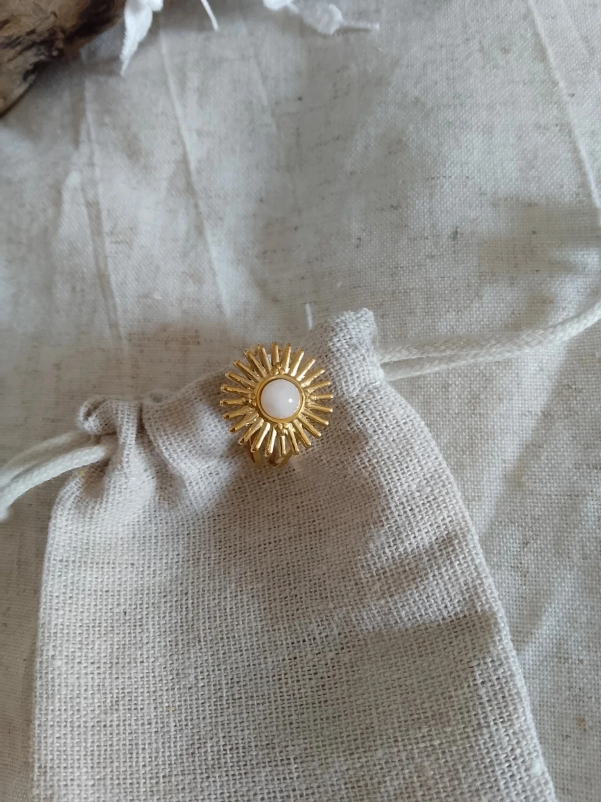 Bague bohème soleil dorée et pierre de lune